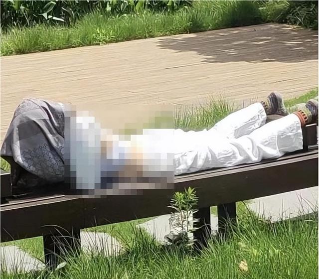 辣眼睛！上海女子光天化日解开内衣引发全网热议，评论区炸锅了