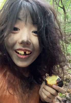 美女被野人玩(景区“美女野人”身份被扒，千万粉丝，曾因踩狗尿，摔掉一颗门牙)