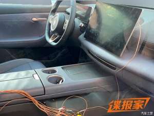 汽车镂空图(享境 车长5米多，轴距2米9，大屏、贯穿式灯带、还有小鸭尾)