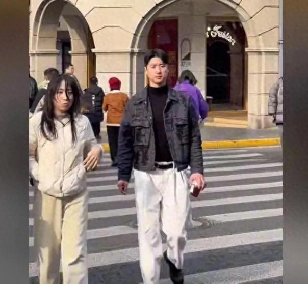 沪少们开豪车炸街逗韩国人，骑200万哈雷撑场面，上海街头成秀场