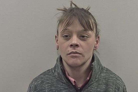 英国一女子大醉，醒来后发现自己全裸，愤怒咬女警拇指
