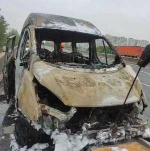 雄威汽车图片(新车买来不到一月，路上自燃烧成骨架交警消防都有报告，4S店厂家凭啥不认？)