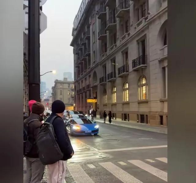 沪少们开豪车炸街逗韩国人，骑200万哈雷撑场面，上海街头成秀场
