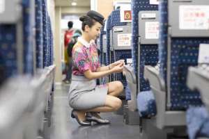 更换汽车座垫(列车上的座椅套、卧具是怎么更换的？)