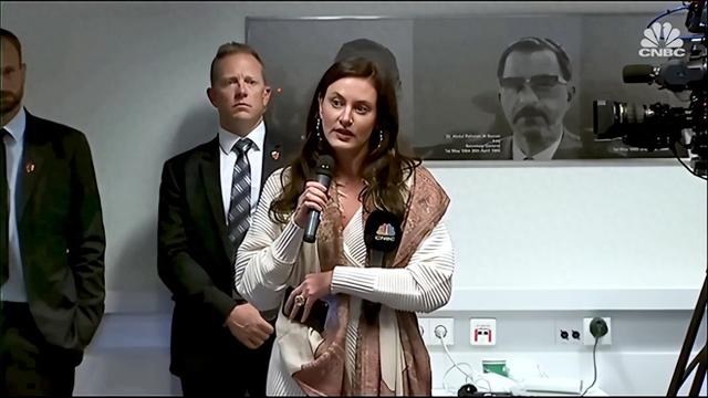 欧佩克OPEC减产200万桶CNBC美女记者质问被轻松化解