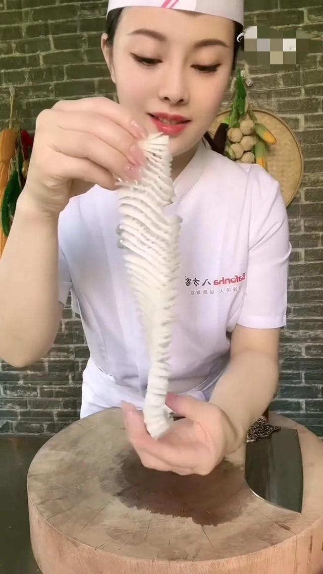 美女厨师，不靠颜值靠手艺，喜欢的粉丝点赞