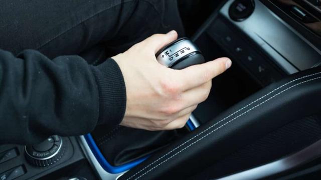 车速80，5挡降到3挡，转速从2000飚升到3000，伤车吗？