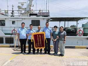 青岛汽车救援(青岛好人｜小伙车里陷入昏迷，路过三人紧急破门营救)