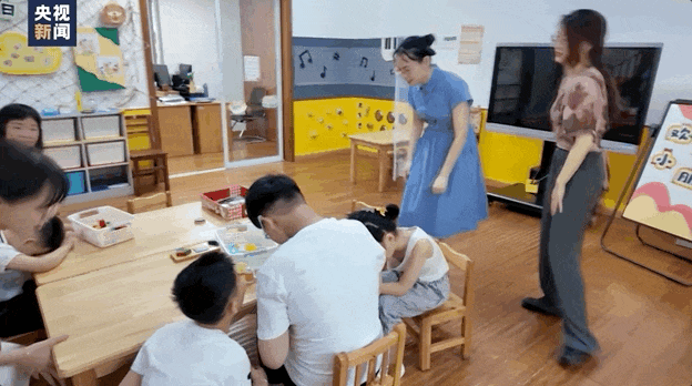 从复旦毕业后，她正式上岗成无锡首位盲人教师！还曾和刘翔同台献唱