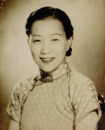 日军占上海，帅哥和洋美女印刷毛主席《论持久战》，亲自开车散发