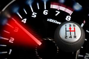 汽车下坡转速很高危害(车速80，5挡降到3挡，转速从2000飚升到3000，伤车吗？)