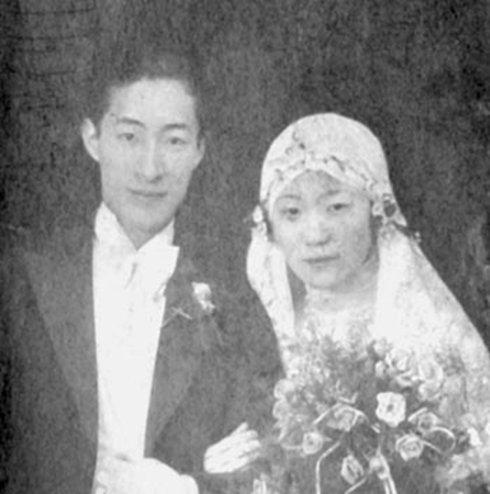 日军占上海，帅哥和洋美女印刷毛主席《论持久战》，亲自开车散发