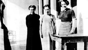 日军占上海，帅哥和洋美女印刷毛主席《论持久战》，亲自开车散发