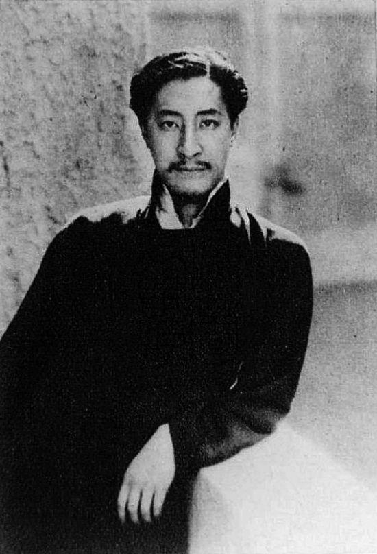 日军占上海，帅哥和洋美女印刷毛主席《论持久战》，亲自开车散发