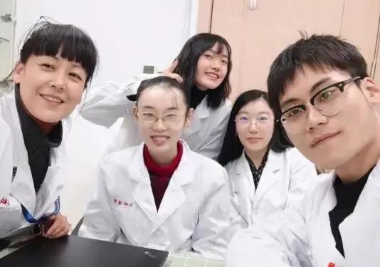 从复旦毕业后，她正式上岗成无锡首位盲人教师！还曾和刘翔同台献唱