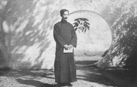 日军占上海，帅哥和洋美女印刷毛主席《论持久战》，亲自开车散发