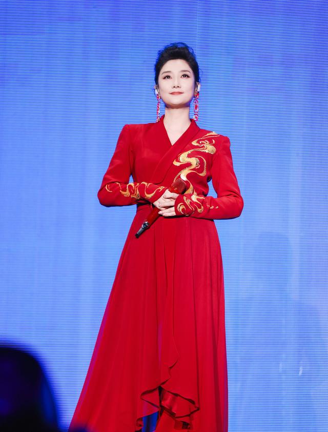 凤凰传奇上春晚引热议！主唱玲花是幸福的漂亮妈妈