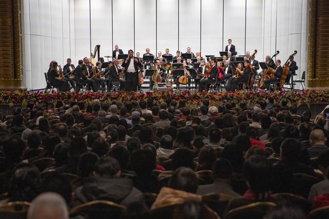 旗袍阿姨、外卖小哥都来了，上海音乐厅跨年音乐会上指挥撒糖送祝福