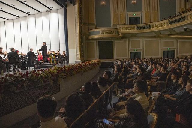旗袍阿姨、外卖小哥都来了，上海音乐厅跨年音乐会上指挥撒糖送祝福