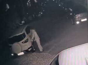 汽车油漆被刮(柳州一男子为泄愤用脱漆剂损毁他人车漆，民警次日将其抓获)