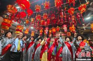 （新春走基层）“闽台东石灯俗”在晋江举办 逾百位台胞同数一宫灯
