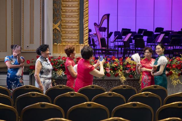 旗袍阿姨、外卖小哥都来了，上海音乐厅跨年音乐会上指挥撒糖送祝福