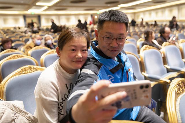 旗袍阿姨、外卖小哥都来了，上海音乐厅跨年音乐会上指挥撒糖送祝福