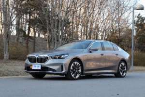 汽车操控台(宝马i5 后驱+空悬，操控还得是它水晶质感内饰，豪华科技两头抓)