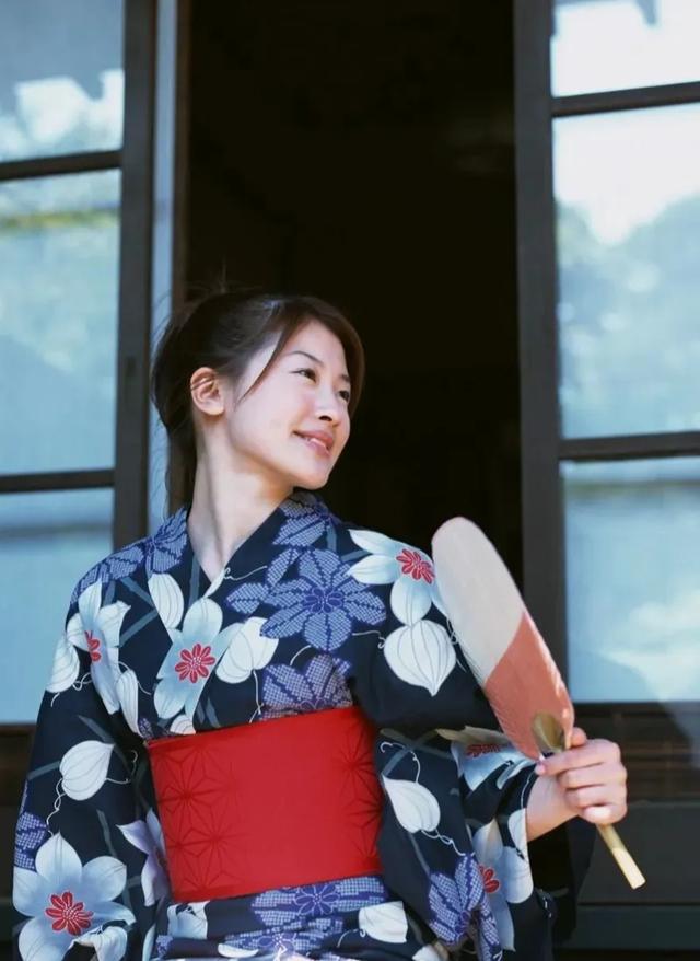 日本国宝级女演员拍AV，身价5亿做这个行业？美女们为何如此？