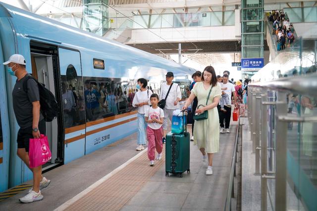 暑运首日 银川客运段吹响温情服务集结号