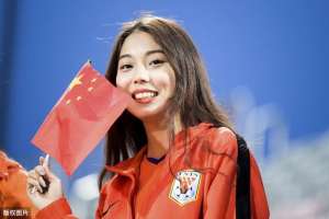 中超有美女(中超女球迷哪家强？看看鲁能橙衣美女们，您就知道答案了)