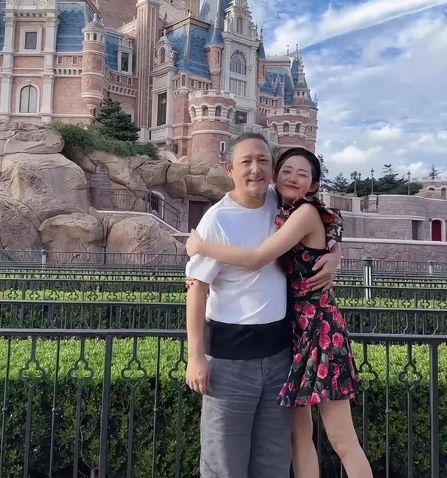 徐静蕾前任大婚！迎宾海报上新娘全裸只用手挡私处，来宾尴尬脸红