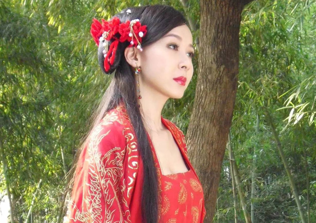 51岁萧蔷高难度瑜伽，婀娜柔软，大秀一字马，极品身材过于撩人
