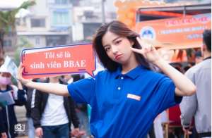 开学了美女(越南漂亮女大学生开学日走红，清纯可人受众人称赞)