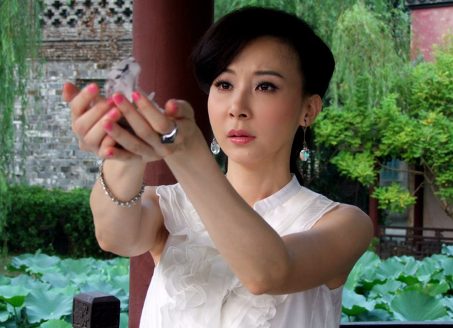 51岁萧蔷高难度瑜伽，婀娜柔软，大秀一字马，极品身材过于撩人