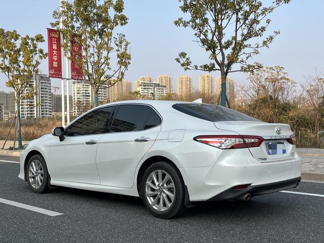 家用代步神器？2021款丰田凯美瑞豪华版二手车行情解读