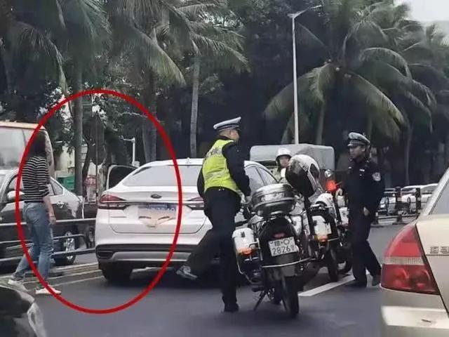 辣眼睛！拿内裤遮挡车牌，女子被拦下后反应亮了……