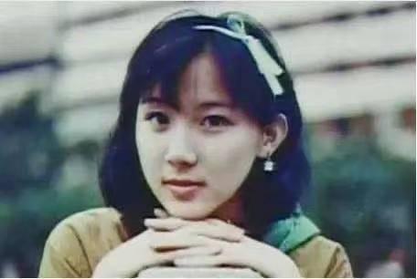 51岁萧蔷高难度瑜伽，婀娜柔软，大秀一字马，极品身材过于撩人