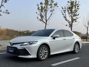 二手丰田汽车价格(家用代步神器？2021款丰田凯美瑞豪华版二手车行情解读)