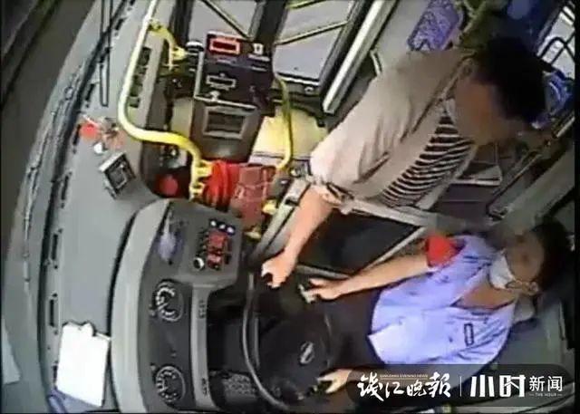 宁波男子坐过站，突然上前抢夺方向盘！公交车冲进人行道