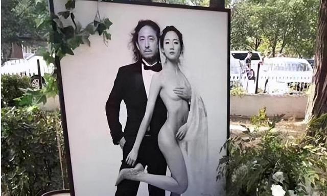 徐静蕾前任大婚！迎宾海报上新娘全裸只用手挡私处，来宾尴尬脸红