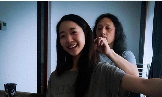 徐静蕾前任大婚！迎宾海报上新娘全裸只用手挡私处，来宾尴尬脸红