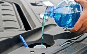 汽车多久加一次玻璃水(玻璃水用完了随便加？修车师傅：这些常识要知道，不是啥水都行)