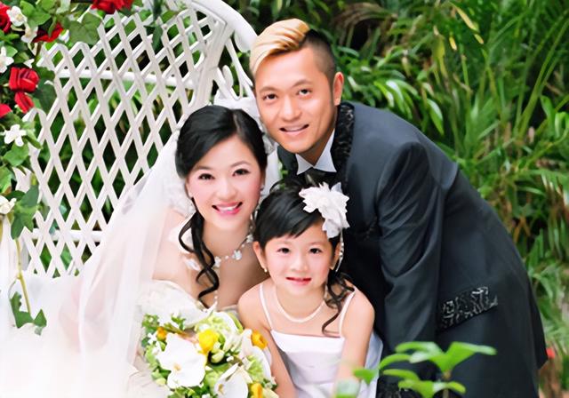 刘小慧长女日本留学归来，一家四口分离2年团聚，俩女儿美貌出众