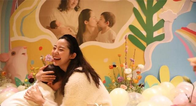 徐静蕾前任大婚！迎宾海报上新娘全裸只用手挡私处，来宾尴尬脸红