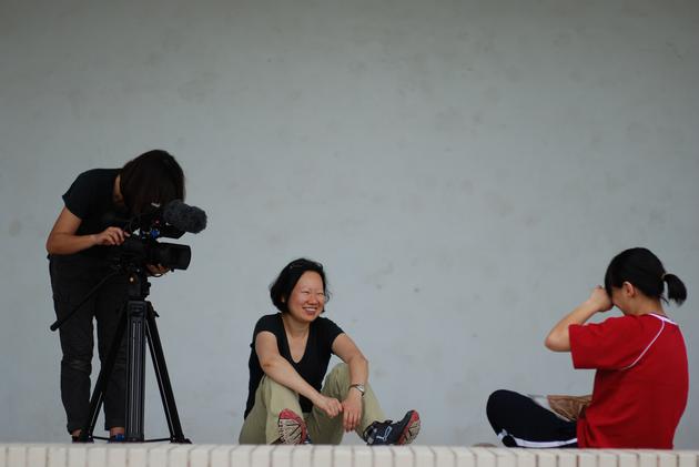 《未来无恙》中导演贺照缇、右被摄者小珍