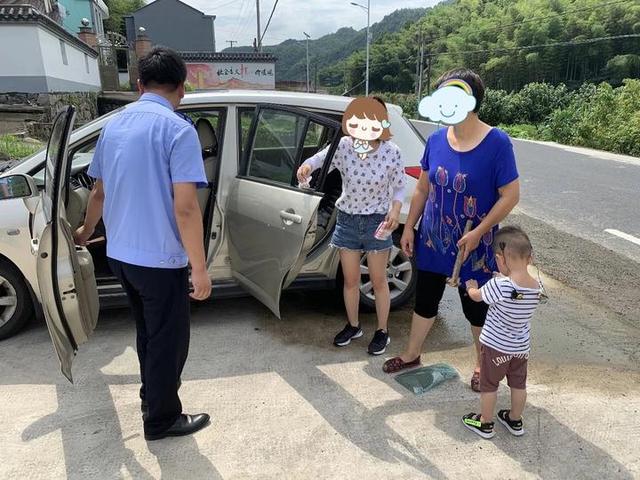 高温下上虞一小孩被锁车内近20分钟 民警紧急施救