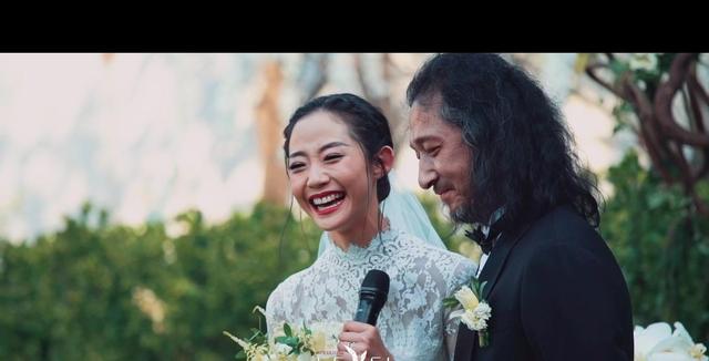 徐静蕾前任大婚！迎宾海报上新娘全裸只用手挡私处，来宾尴尬脸红