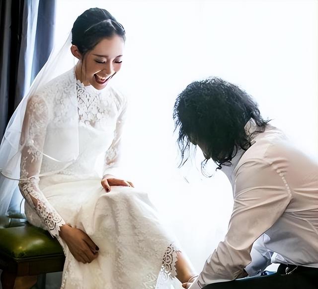 徐静蕾前任大婚！迎宾海报上新娘全裸只用手挡私处，来宾尴尬脸红