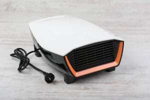 汽车行驶中空调出热风(车子没开空调，为何出风口吹出暖风？打开引擎盖一次给你讲清楚)